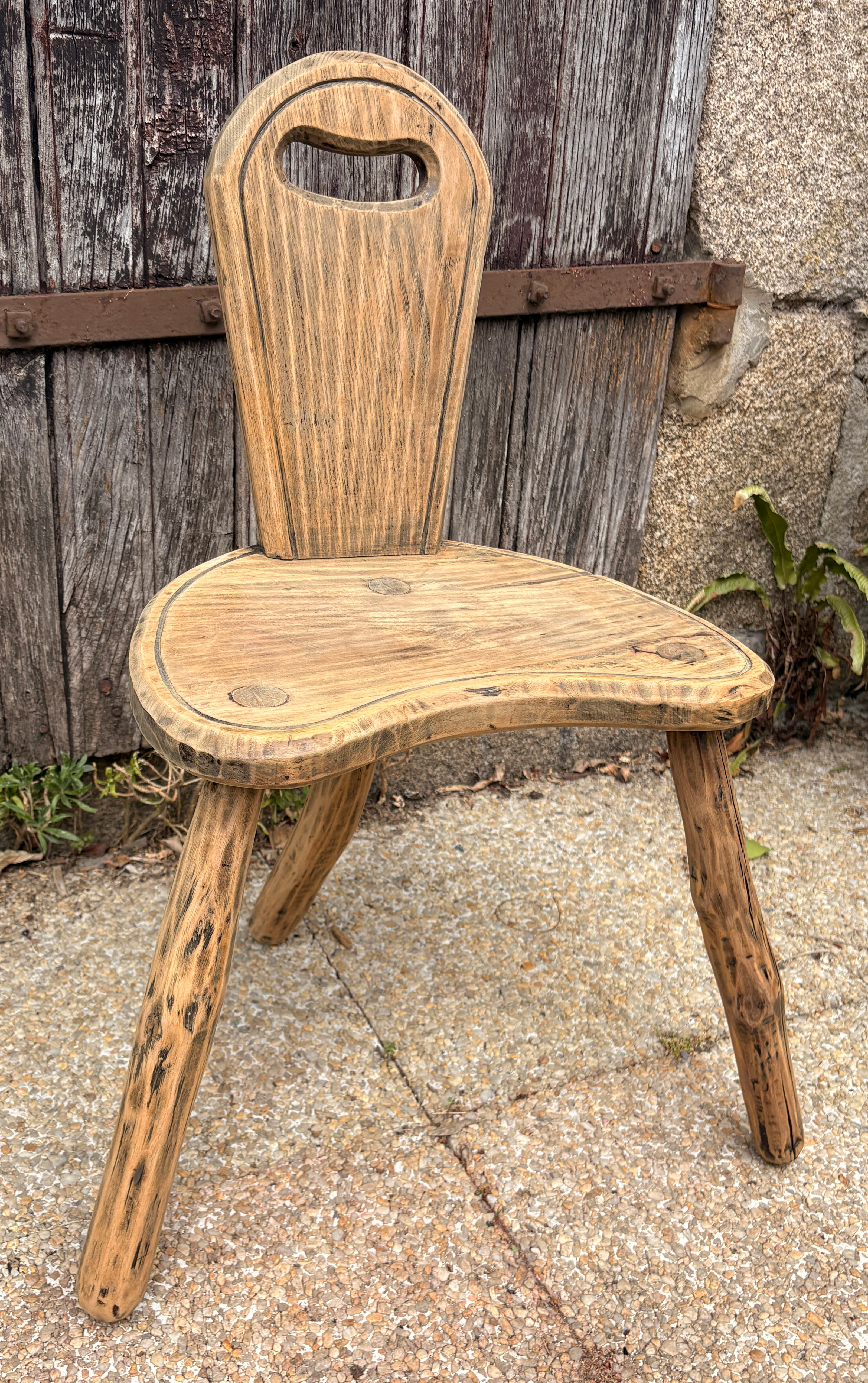 Chaise d’enfant rustique artisanale, tree trunk, esprit wabi-sabi