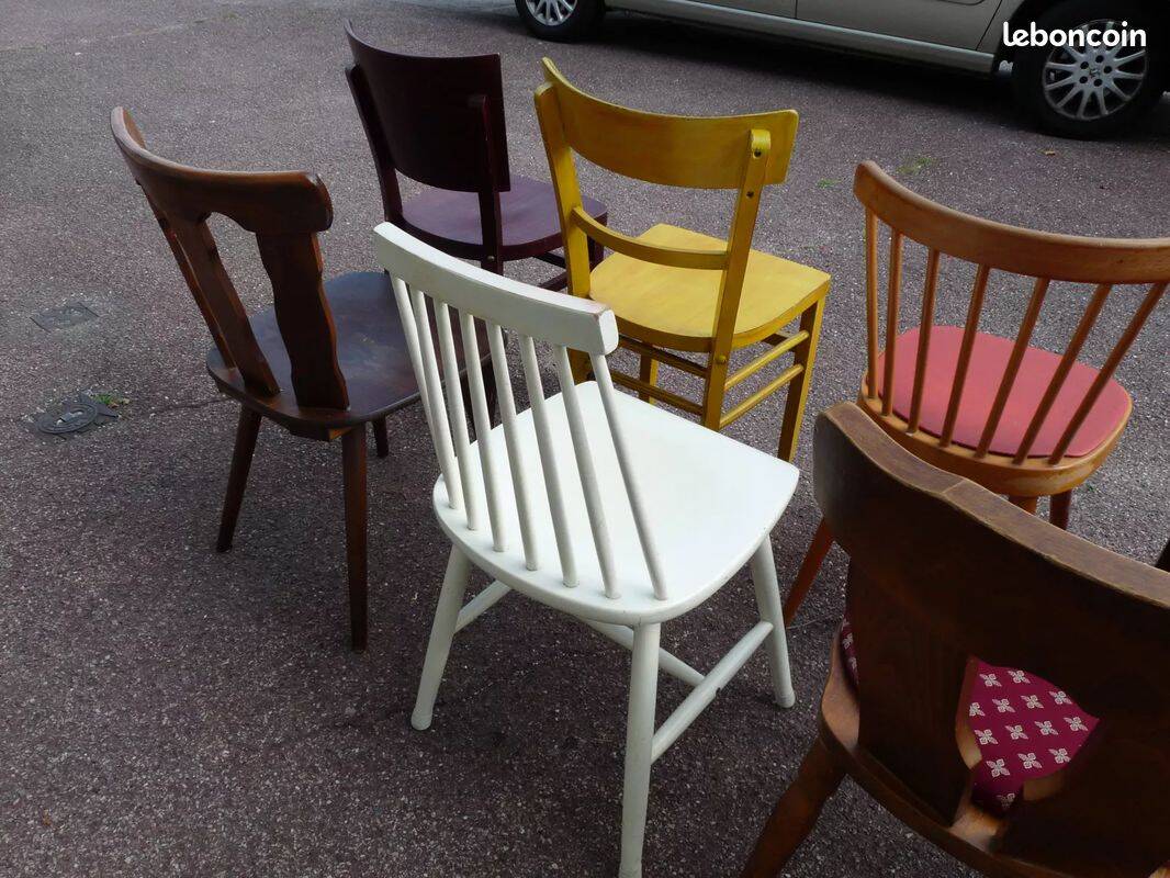 8 chaises de bistrot en bois dépareillées - vintage