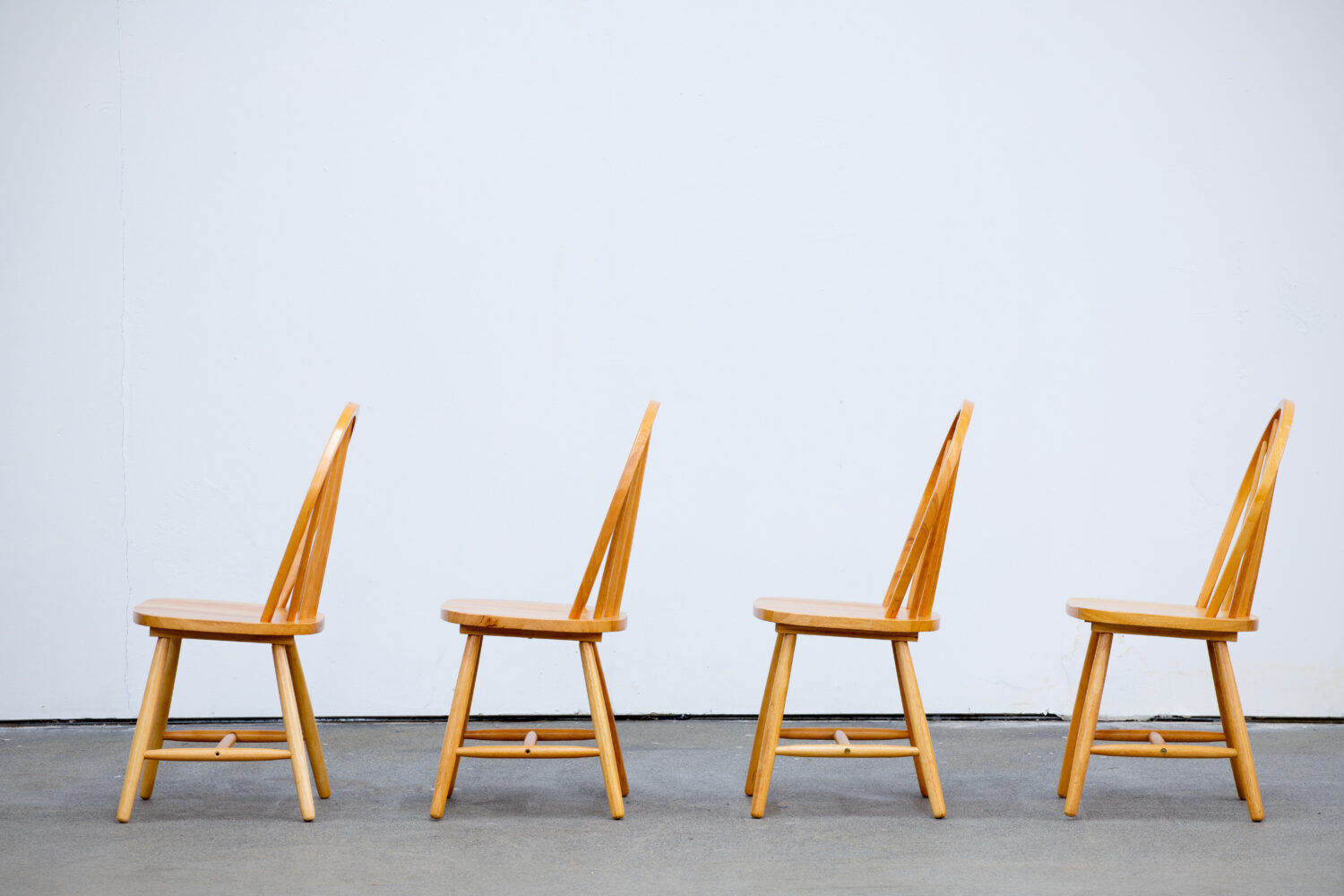 Série de 4 chaises scandinaves à dossier ajouré 1970