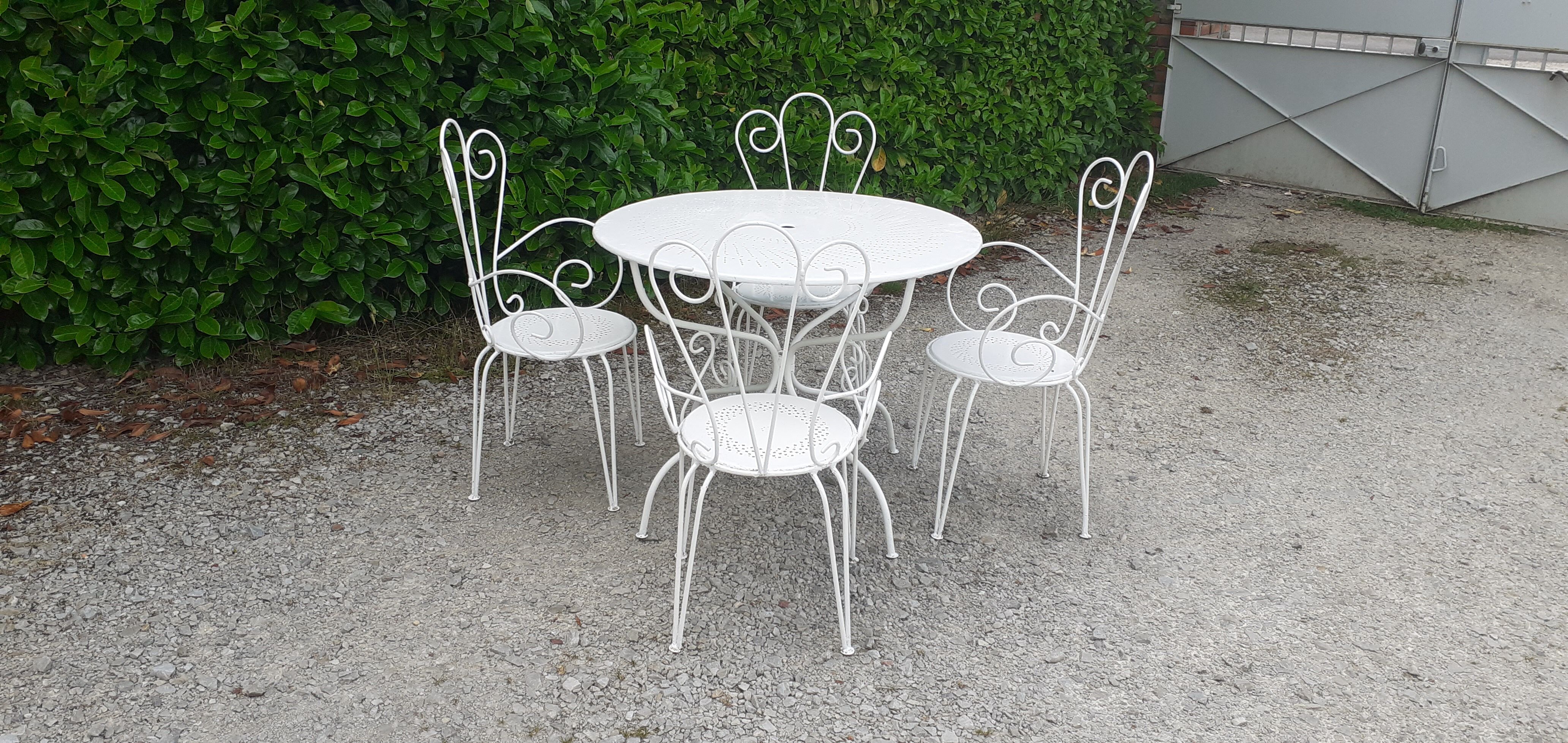 Garden furniture 1 table 4 armchairs in old white wrought iron.