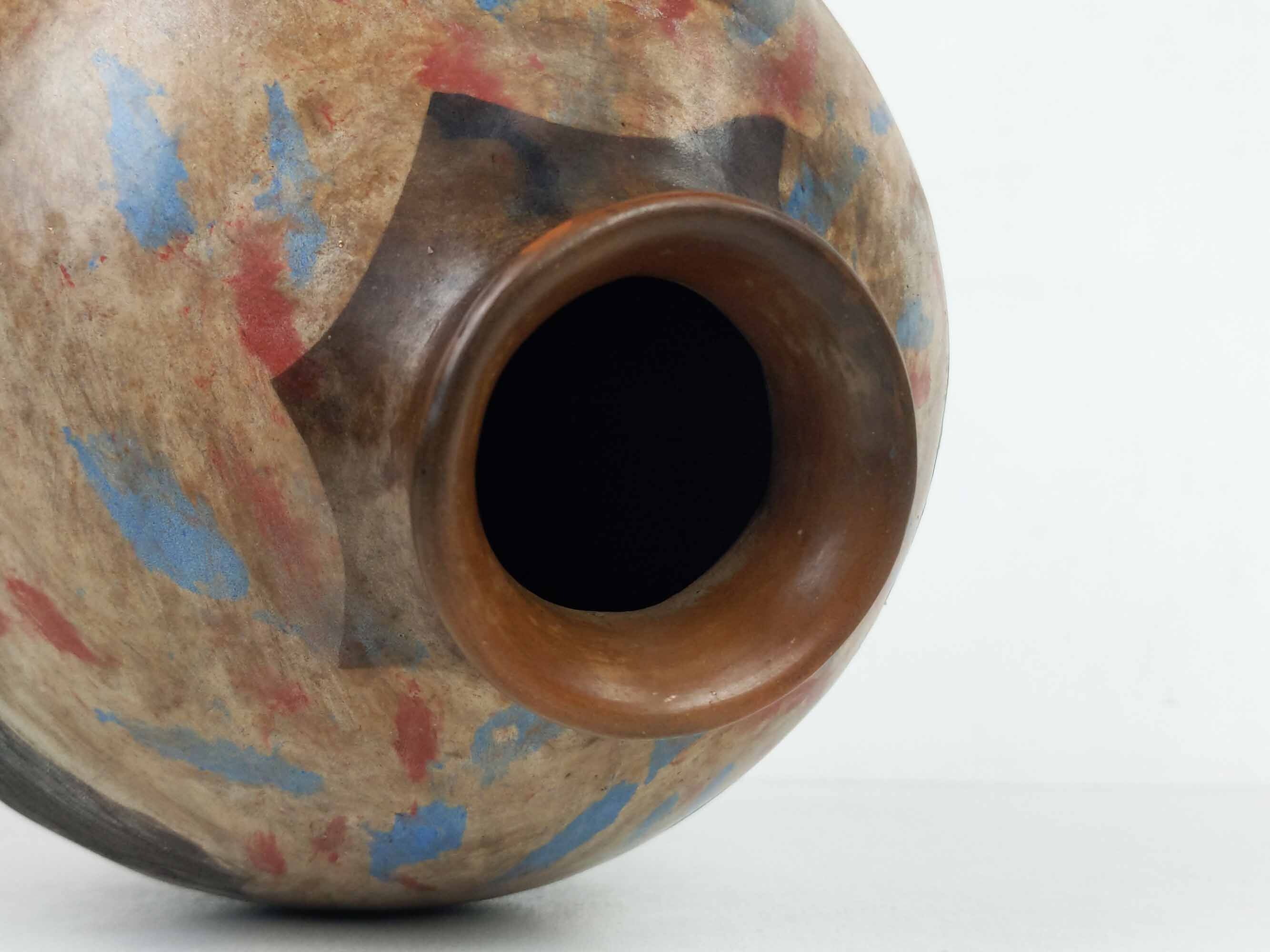 Vase ovoïde en terre cuite péruvienne de style Mochica, signe vicente ramirez 1989