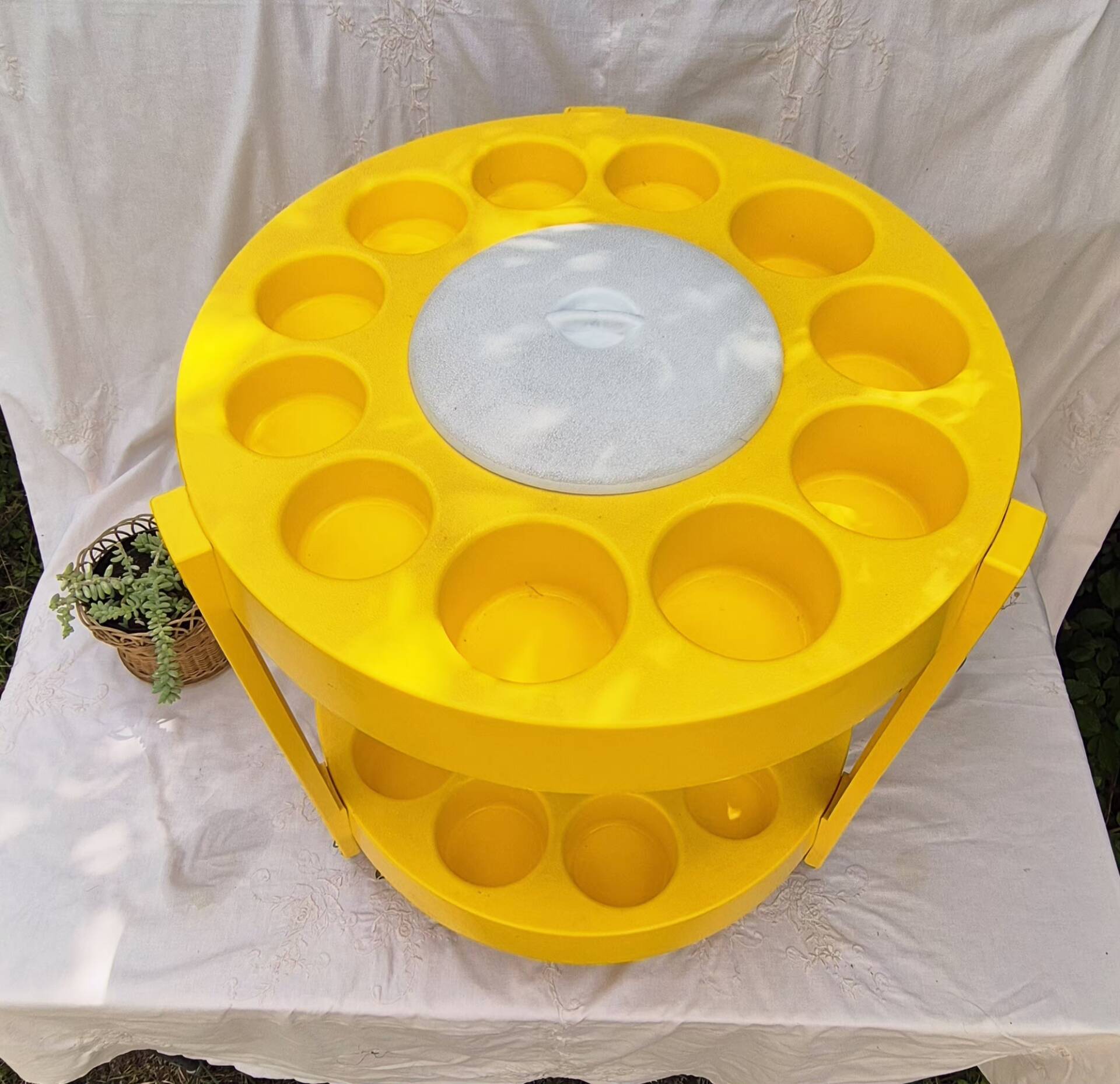 Serving trolley for drinks in yellow plastic, space age 1970.