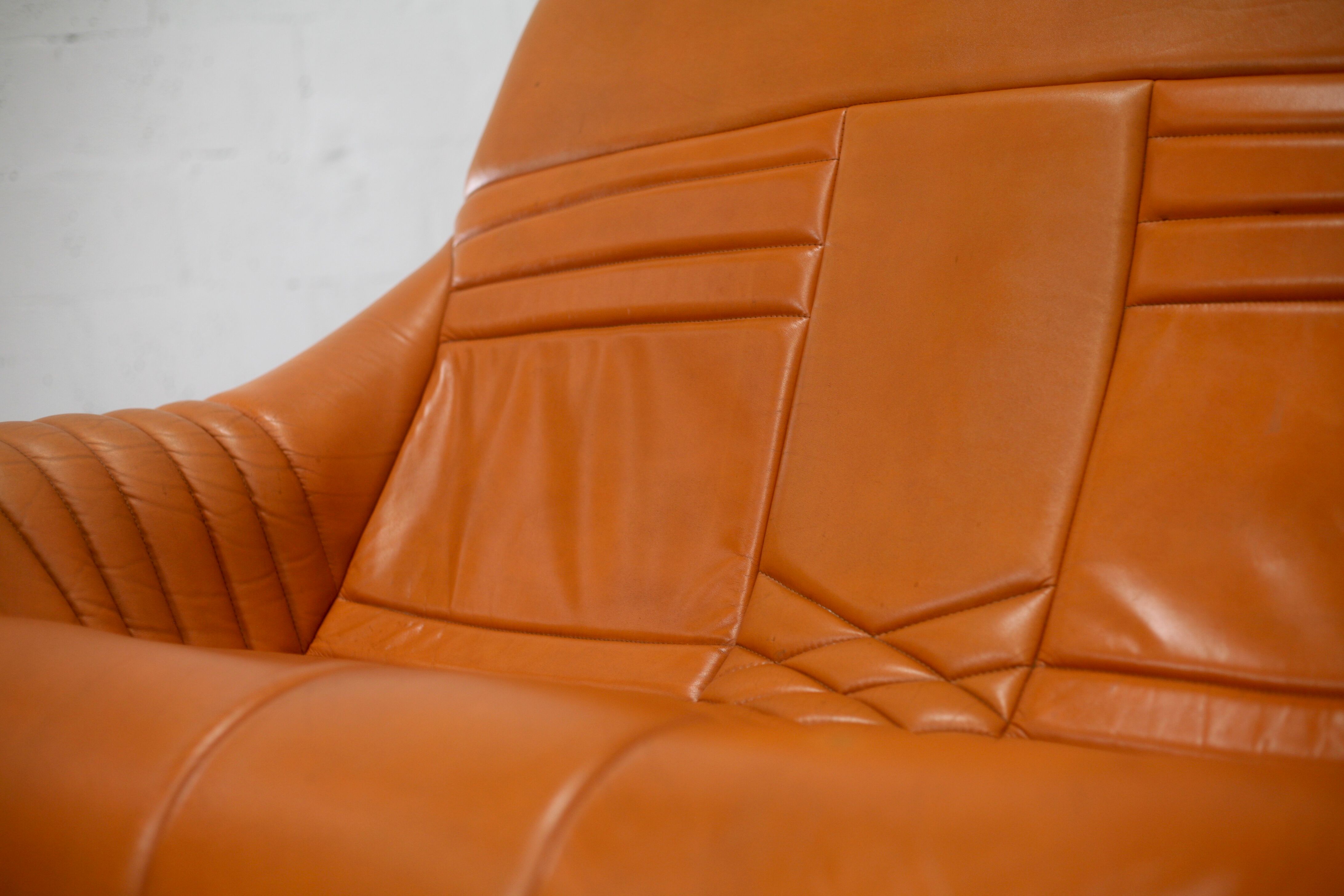 Sofa "space age". Leather, fiberglass, foam, steel. Circa 1970. Orange.