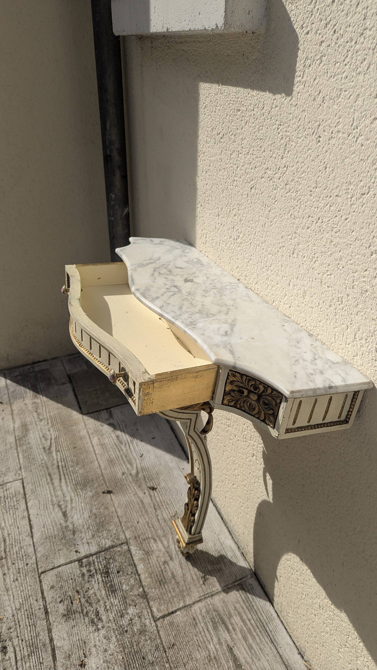 Console d'applique murale style Louis XV avec tiroir et marbre