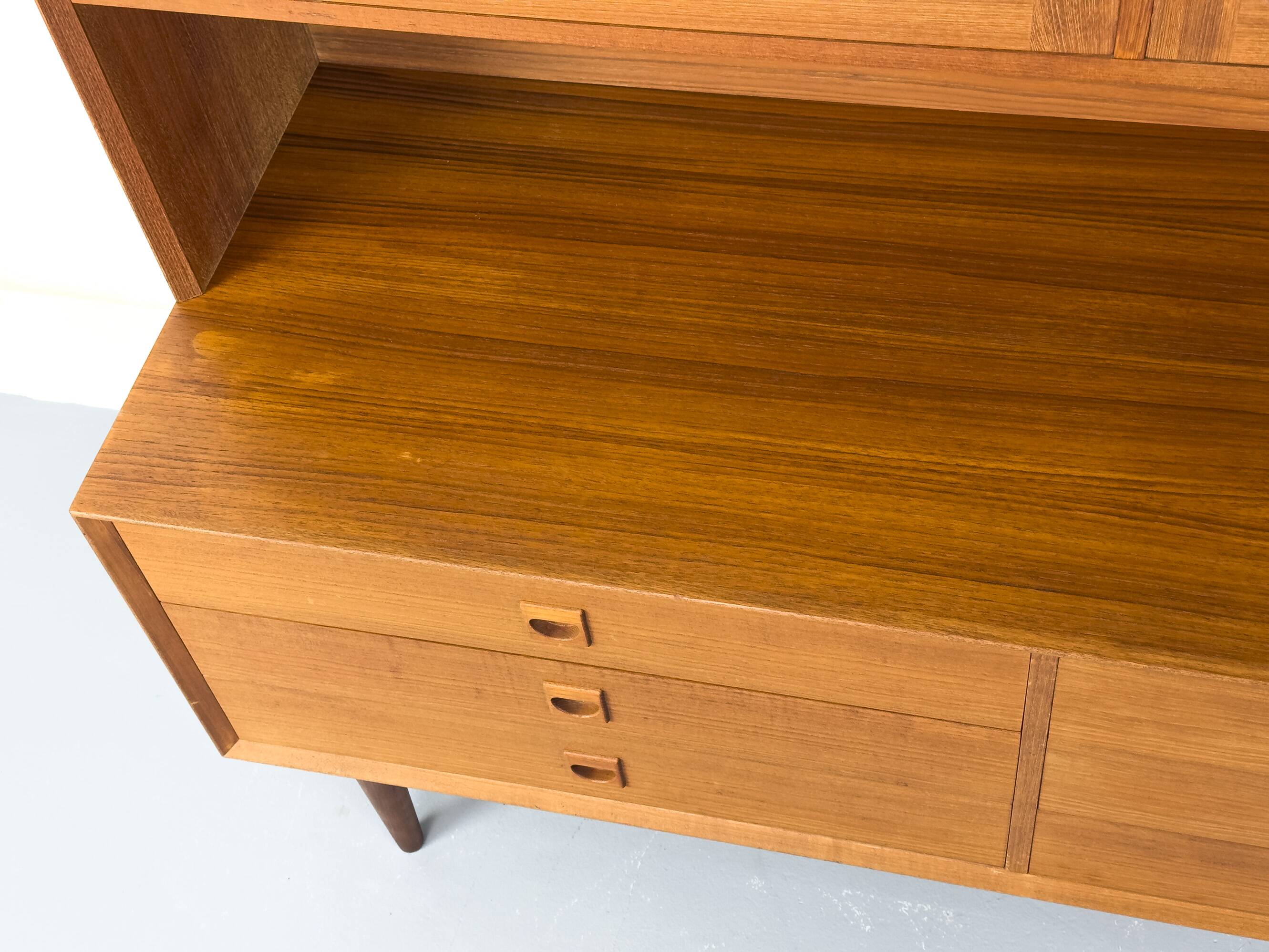 Buffet en teck avec portes en verre par Brouer Møbler, années 1960.