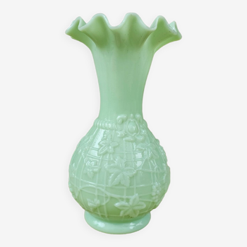 Vase en opaline de foire vert clair