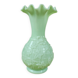 Vase en opaline de foire vert clair