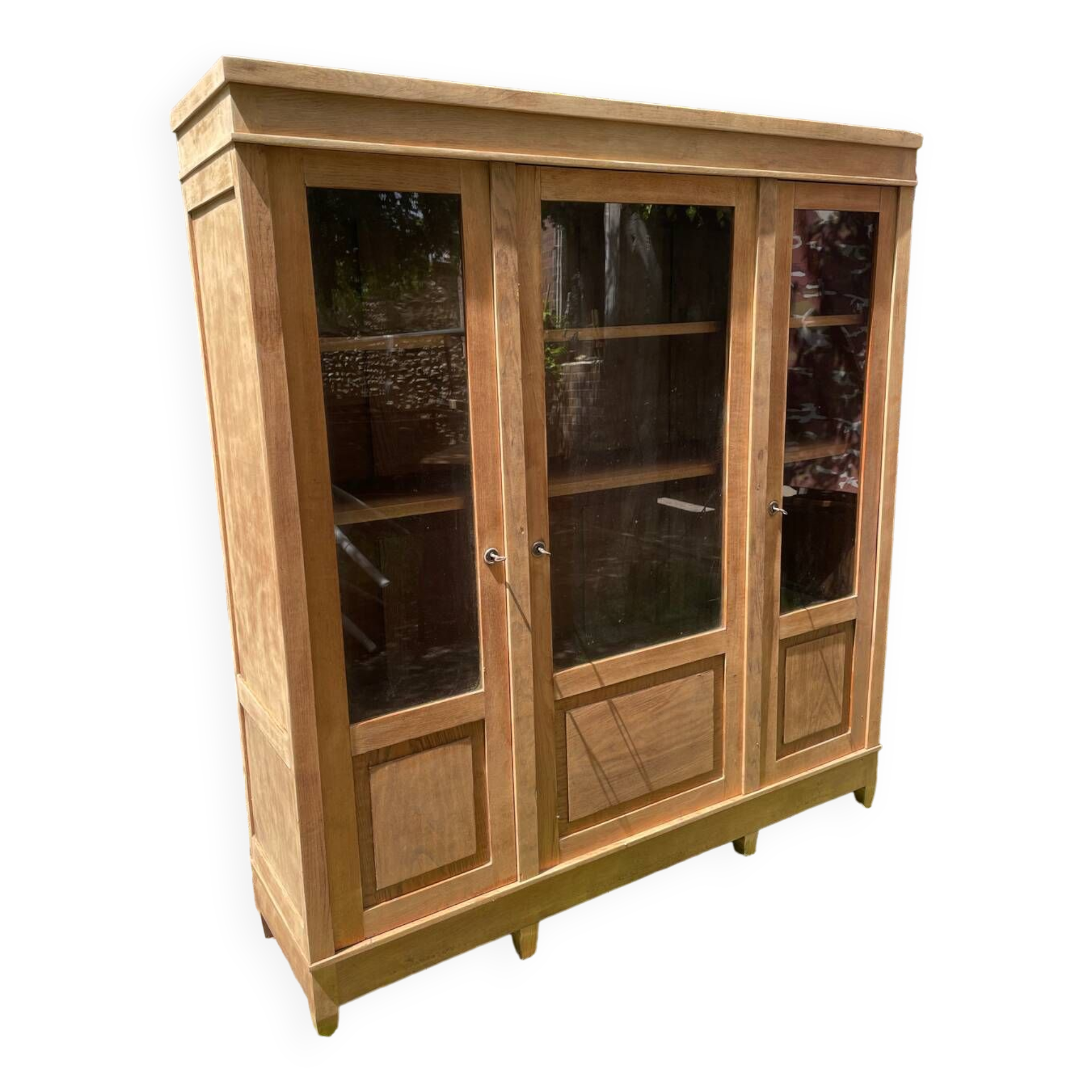 Raw wood display case with 3 doors, oak