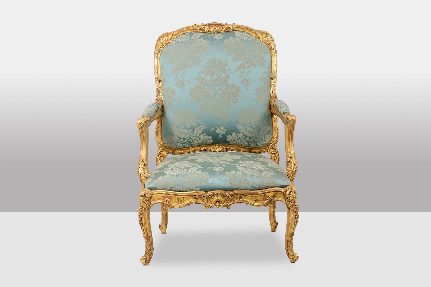 Salon de style Louis XV à chassis en bois doré. Circa 1880.