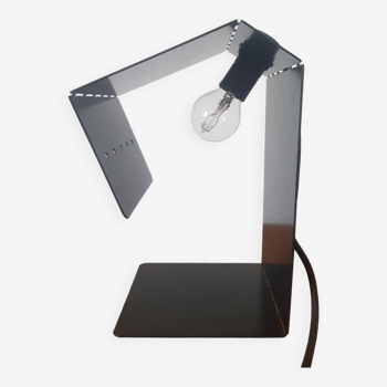 Lampe en tôle pliée