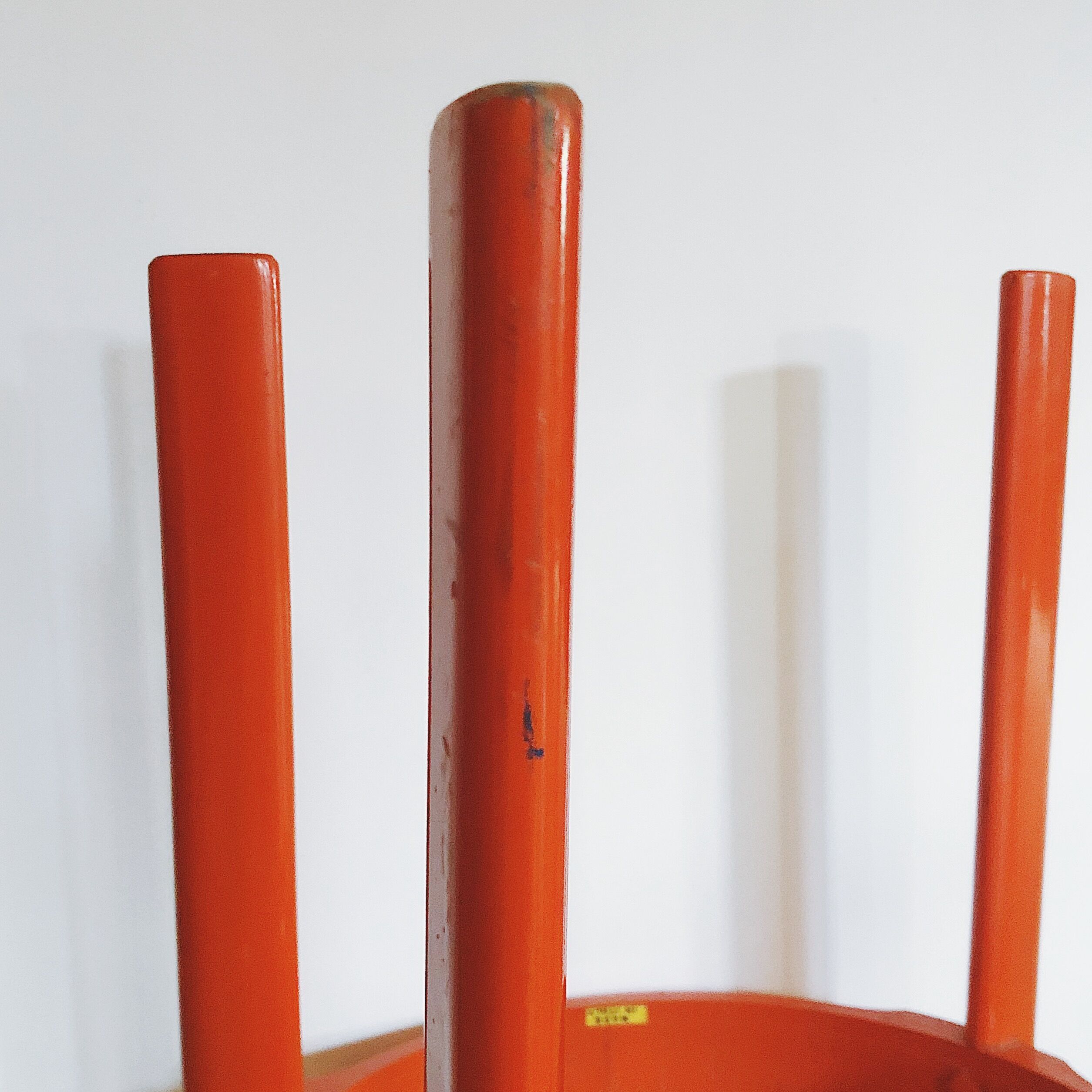 Chaise vintage en bois laqué orange et assise cannage