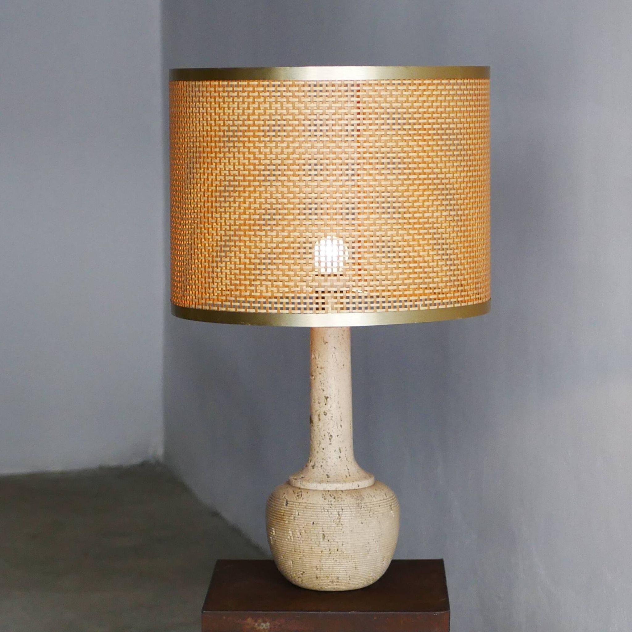 Large table lamp in travertine - Attributed to Mannelli production