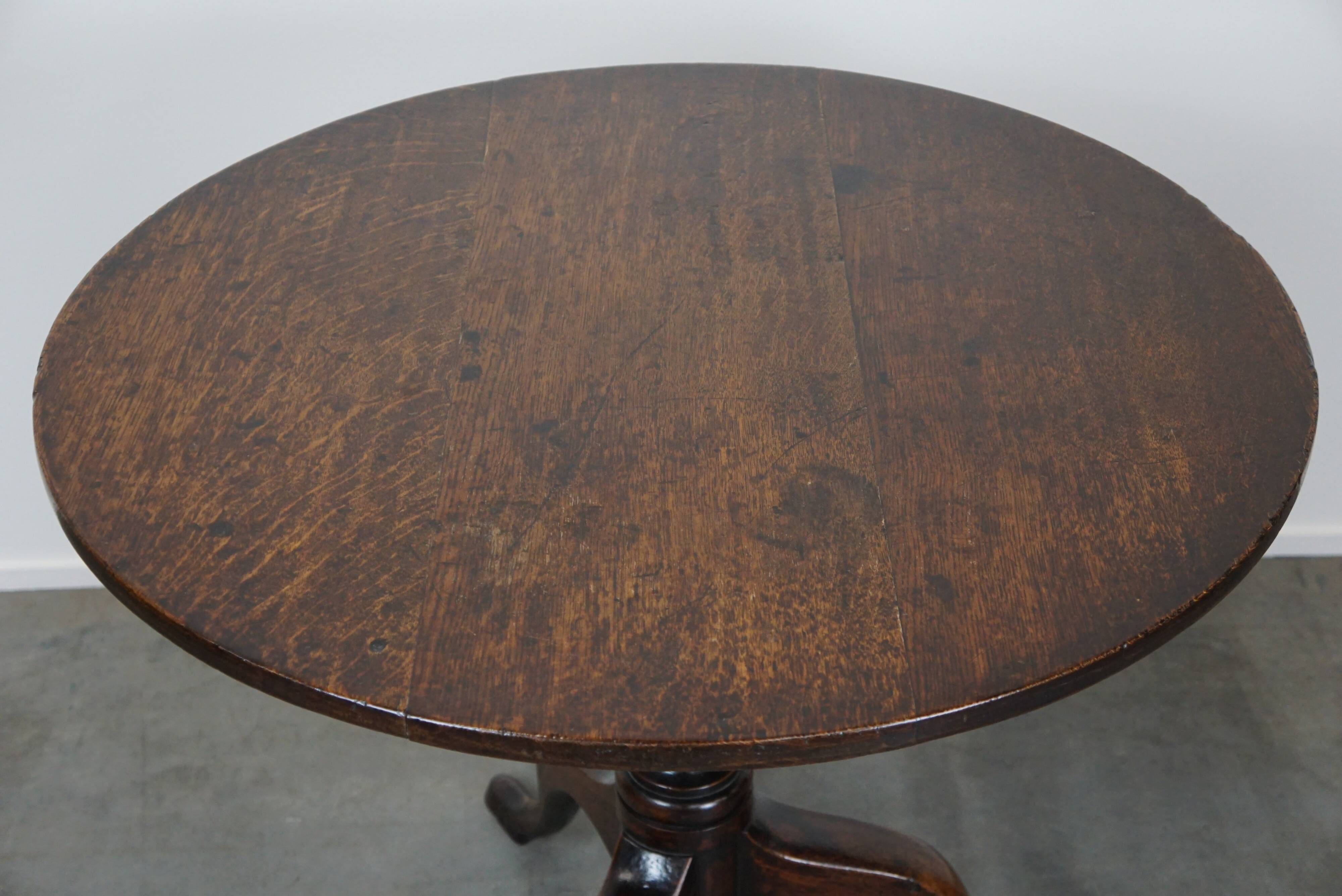 Round antique English oak tilt-top table with wonderful colors