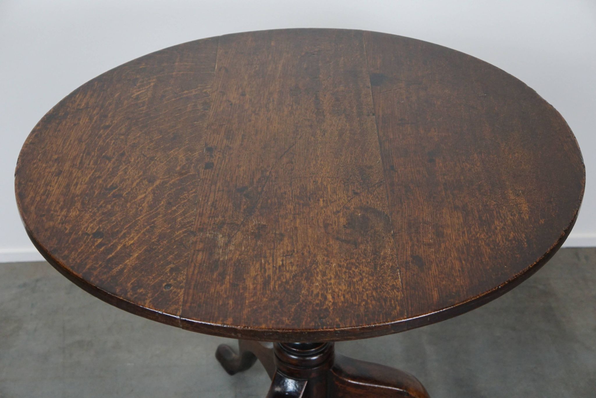 Round antique English oak tilt-top table with wonderful colors