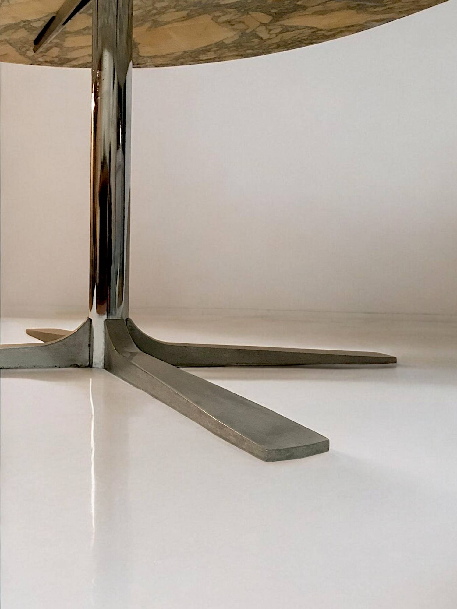 C. 1970 - White marble top dining table - Roche Bobois - France