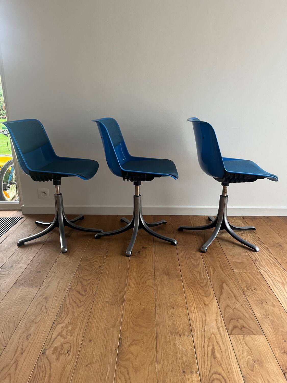 9 swivel chairs assigned to Osvaldo Borsani – Modus model for