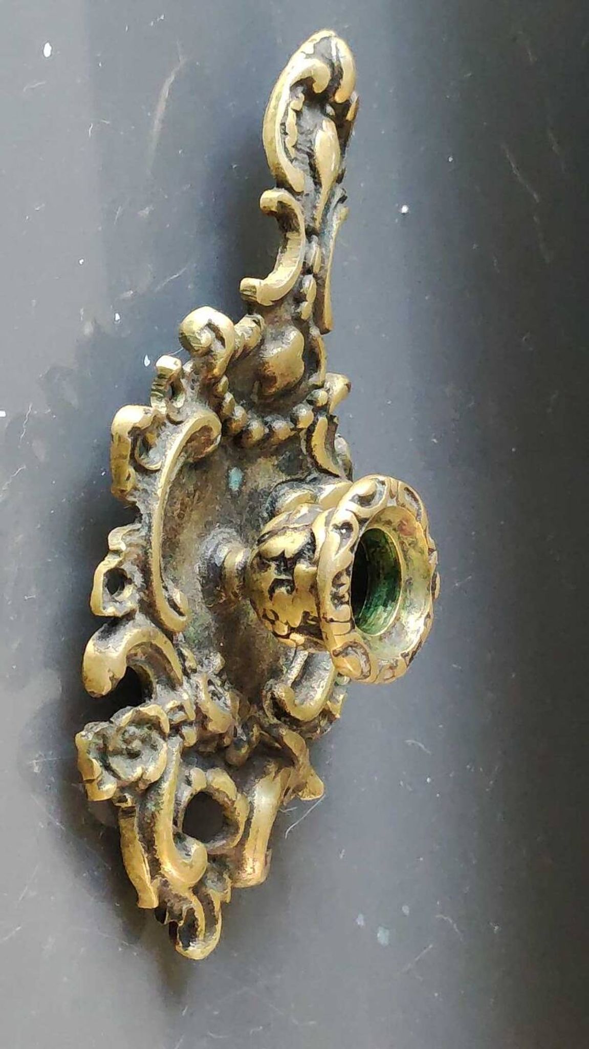 Antique Baroque/Rocaille style hand candle holder. In bronze with an old gold patina.