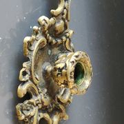 Antique Baroque/Rocaille style hand candle holder. In bronze with an old gold patina.