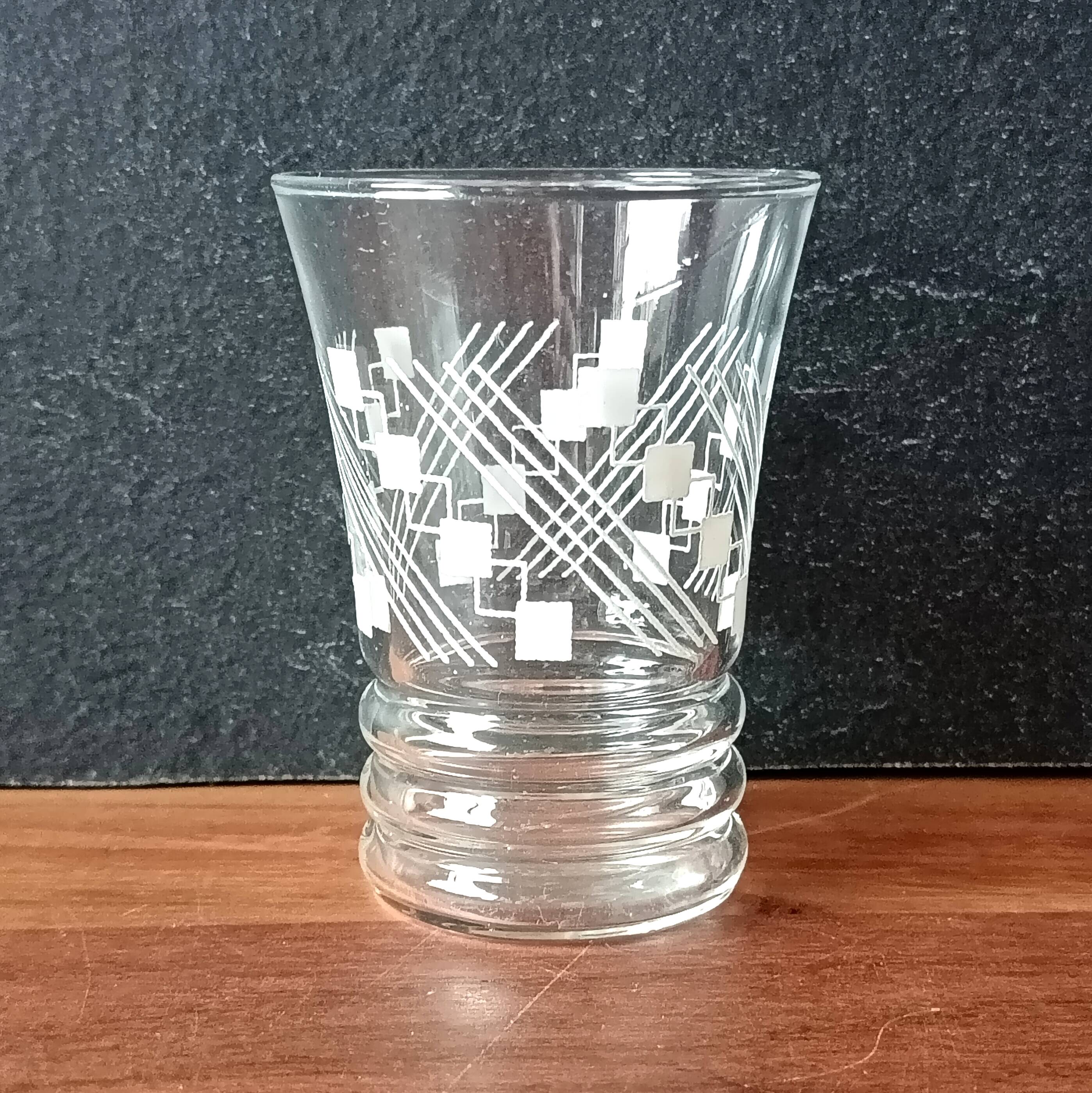 6 glasses 11 cl with vintage 1950 geometric patterns in white, France.