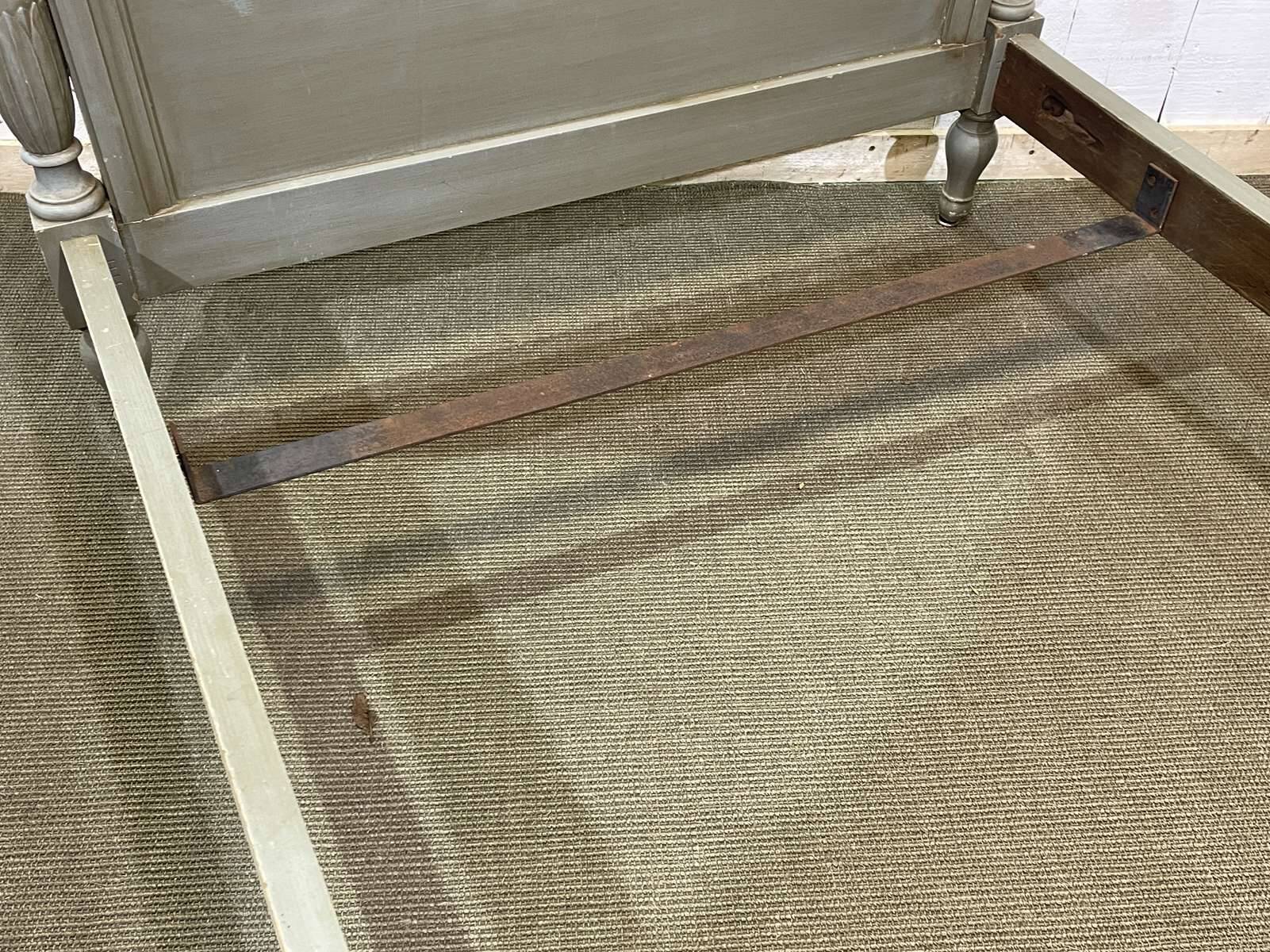 Lit de style Louis XVI début XXème en bois peint