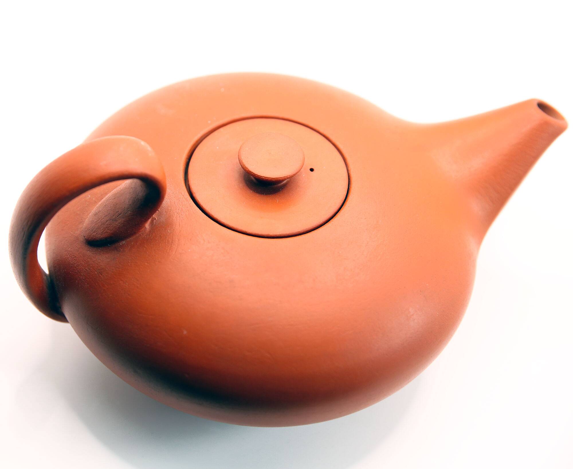 Théière ancienne en terre artisanale de la poterie neuchâteloise, Suisse