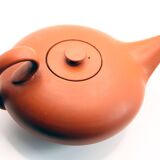 Théière ancienne en terre artisanale de la poterie neuchâteloise, Suisse