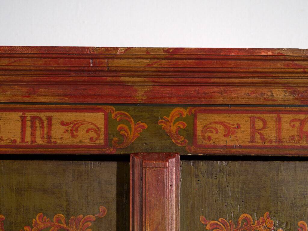 Armoire ancienne peinte en bois de pin – Austrie, 1831