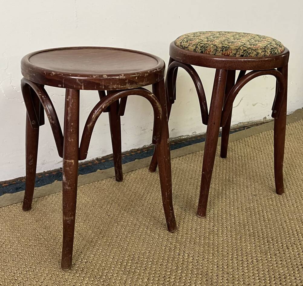 Paire de tabourets bas en bois courbé style "Thonet" vintage