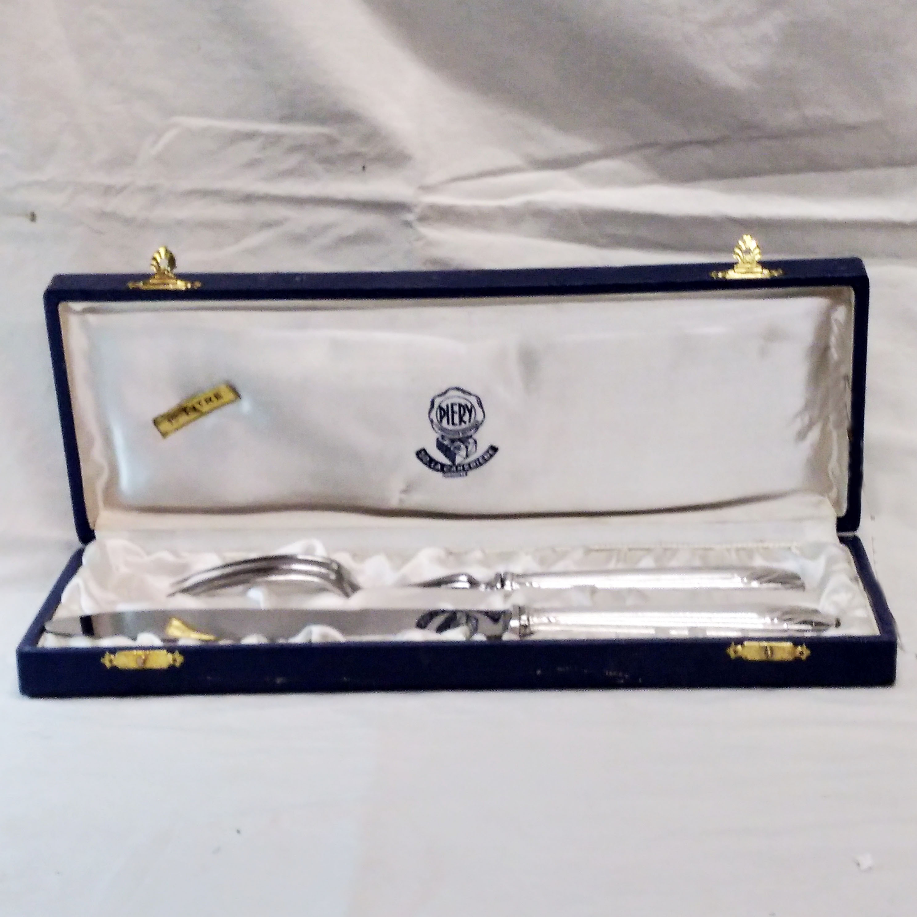 Service to cut art deco meat