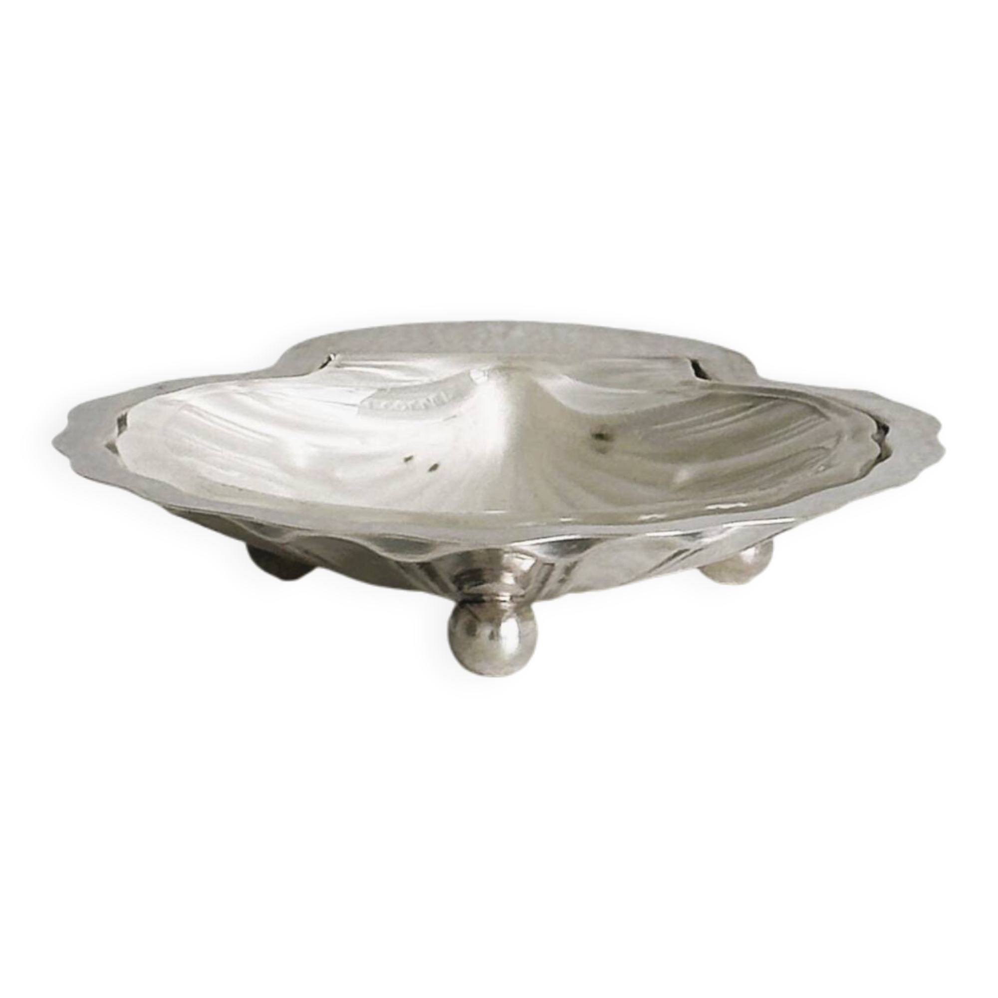 Shell-shaped jewelry holder or butter dish