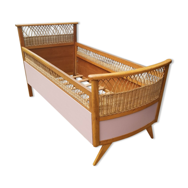 Lit de bébé en rotin