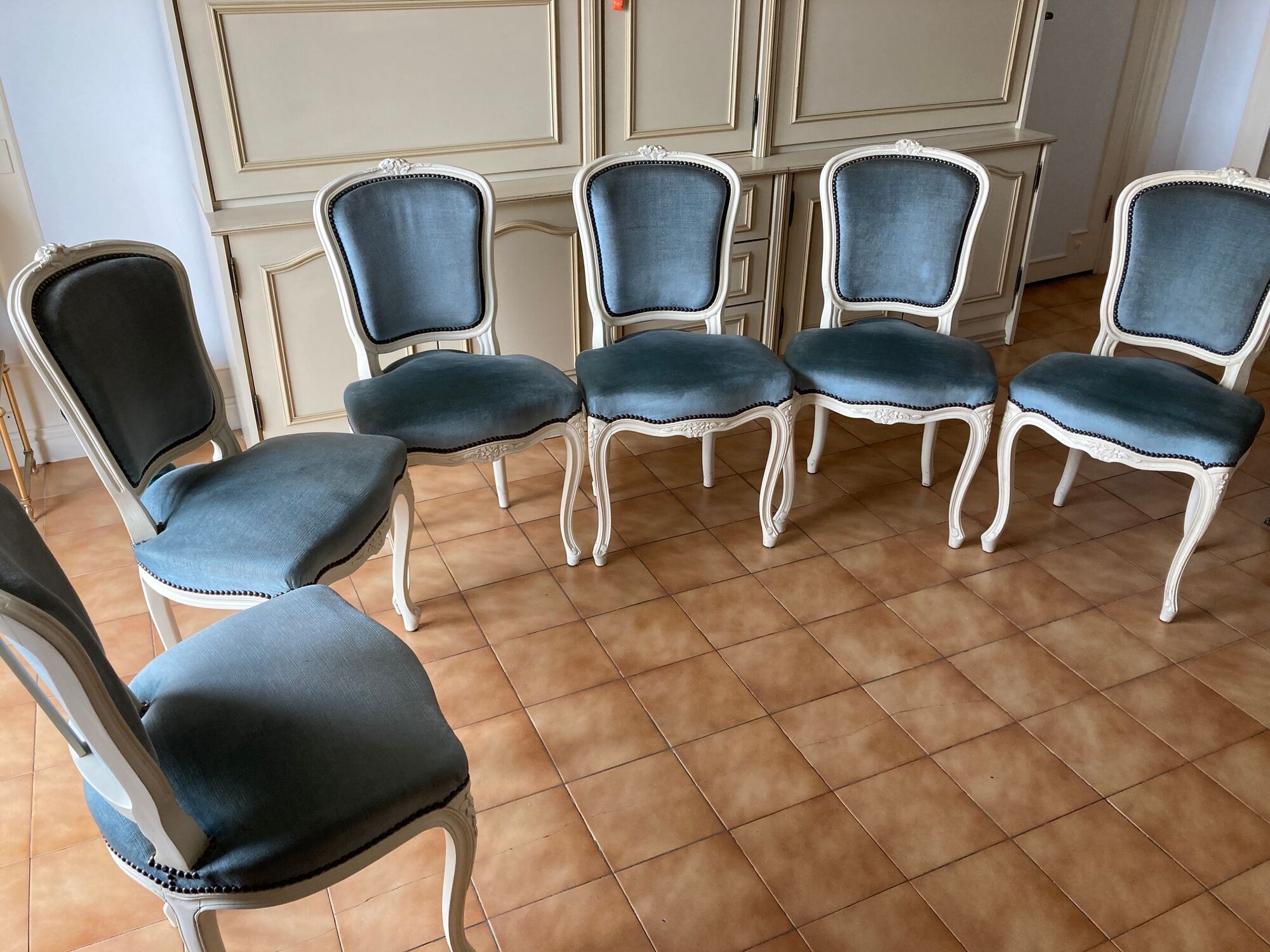 6 Louis XV style medallion chairs lacquered with ivory and blue velvet