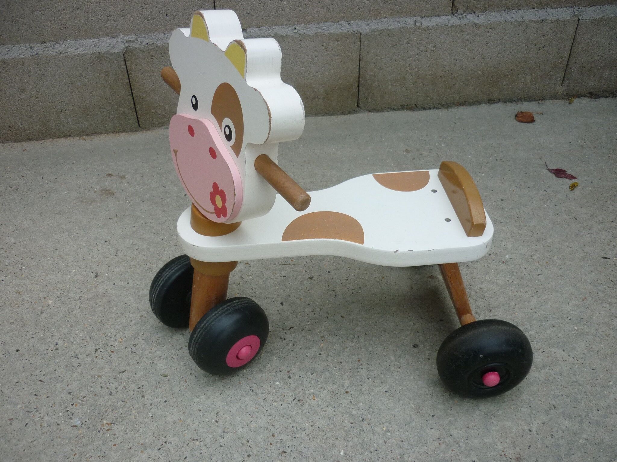 Wooden trotter carrier cow