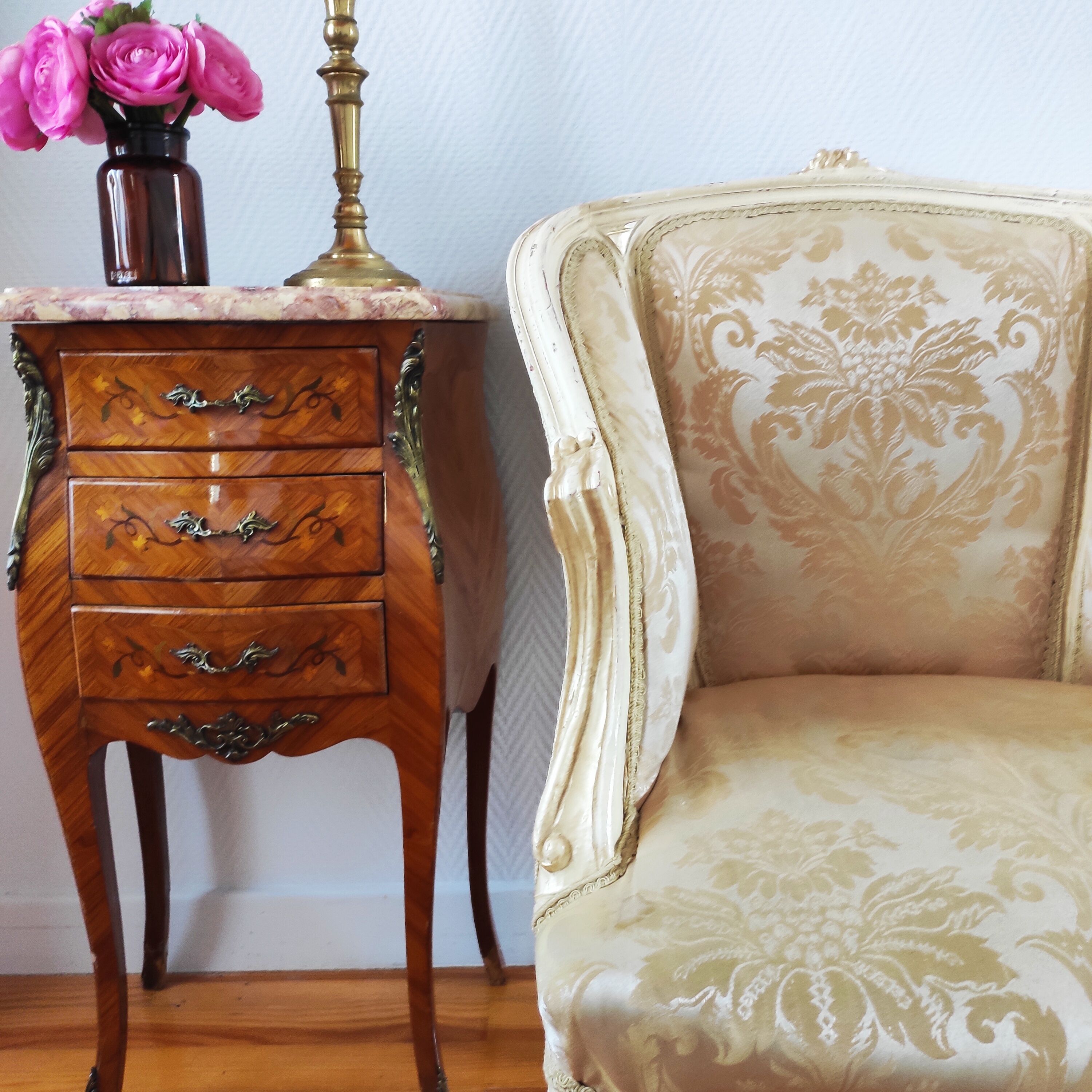 Fauteuil ancien bergère style Louis XV patiné