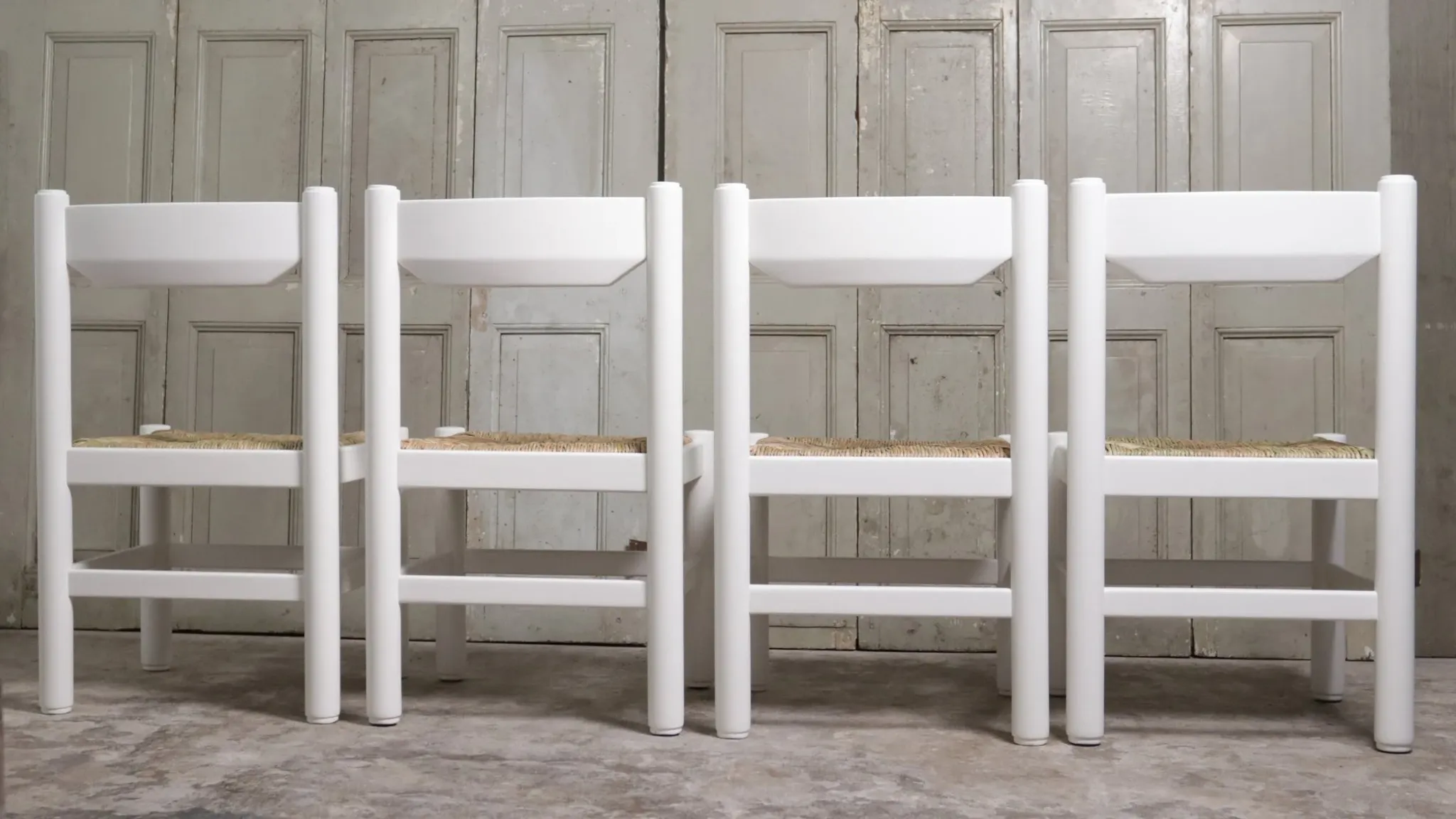 Set of 4 white rush dining chairs – Magistretti / Perriand style, 1970s