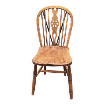 Antique Windsor chair in solid elm.
