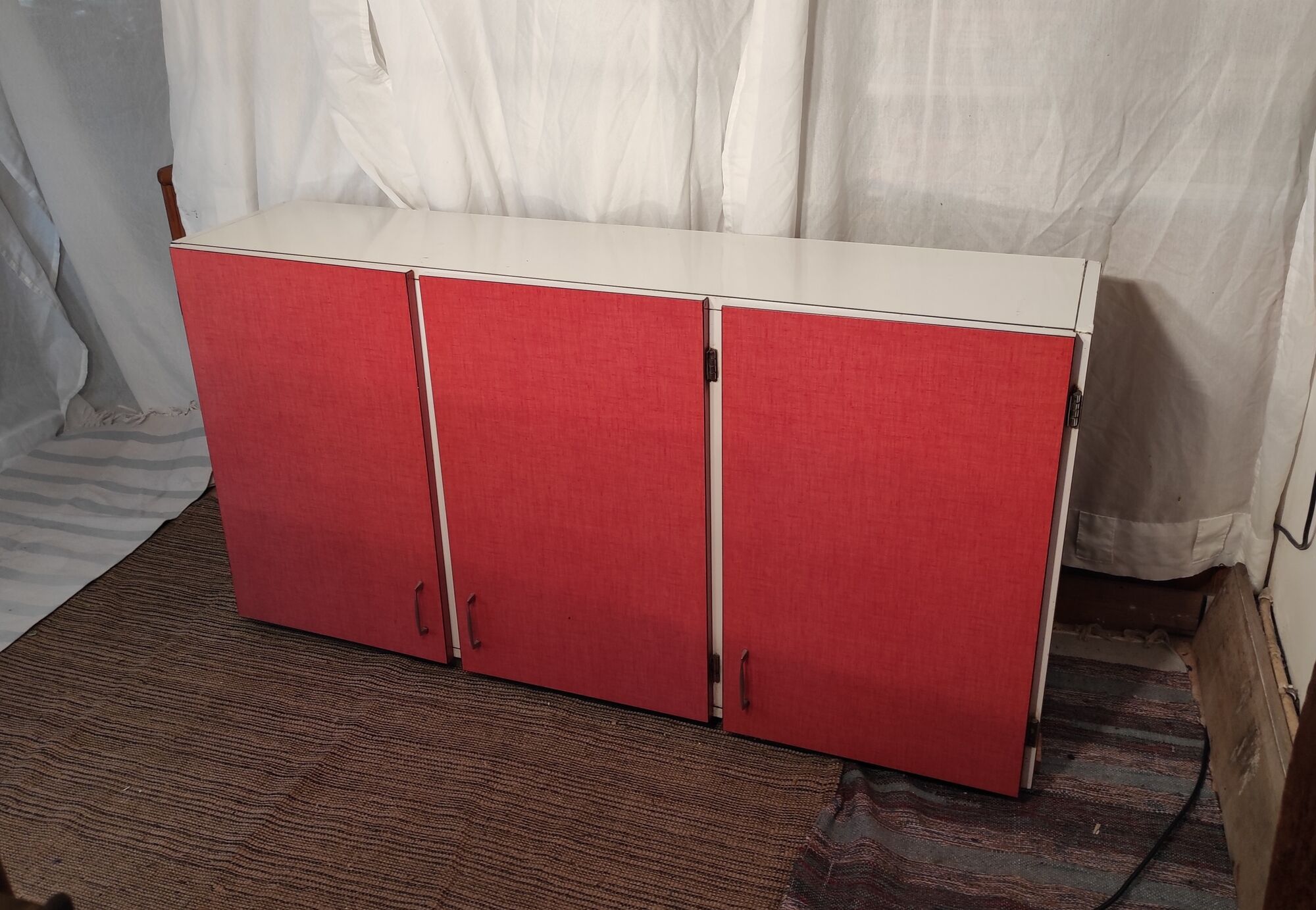 Placard haut de cuisine trois portes en formica rose