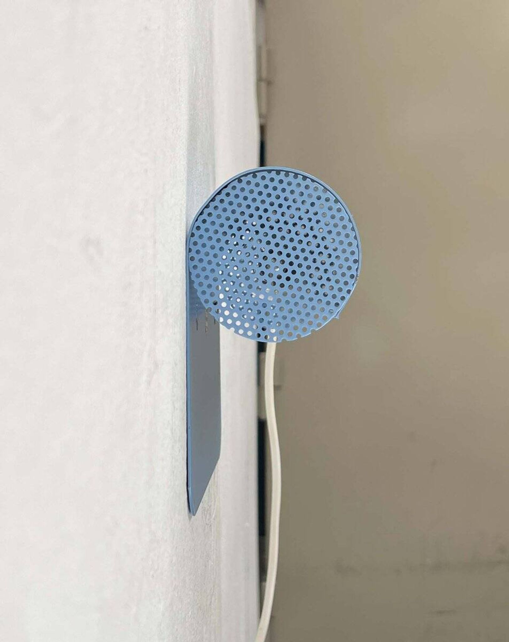 Applique postmoderne en métal perforé bleu clair d'Abo Randers, Danemark années 1980
