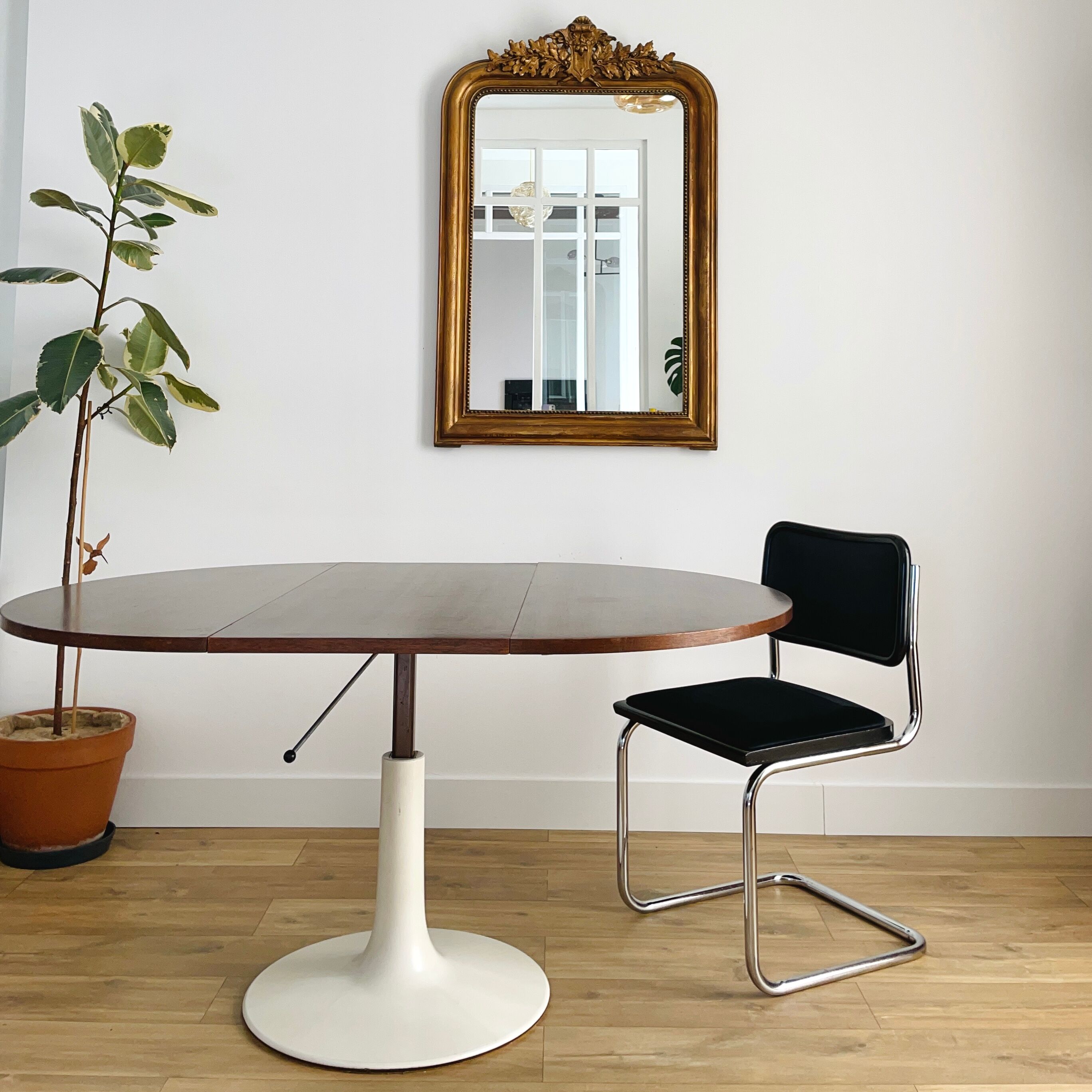 Adjustable tulip foot table