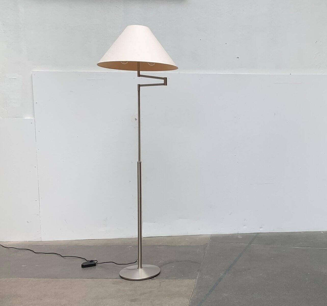 Adjustable floor lamp
