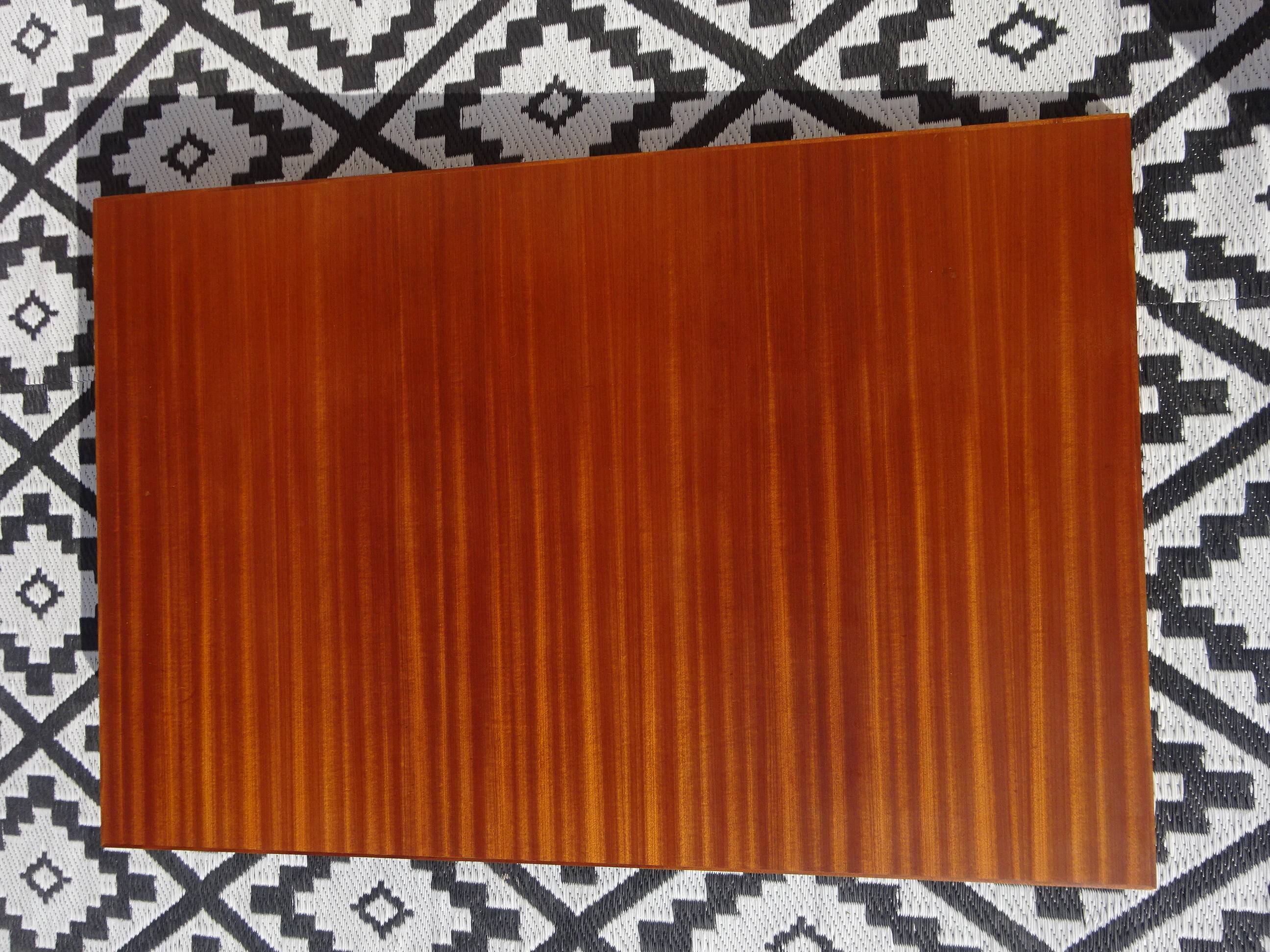 Extendable table, compass legs