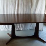 Baumann oval table