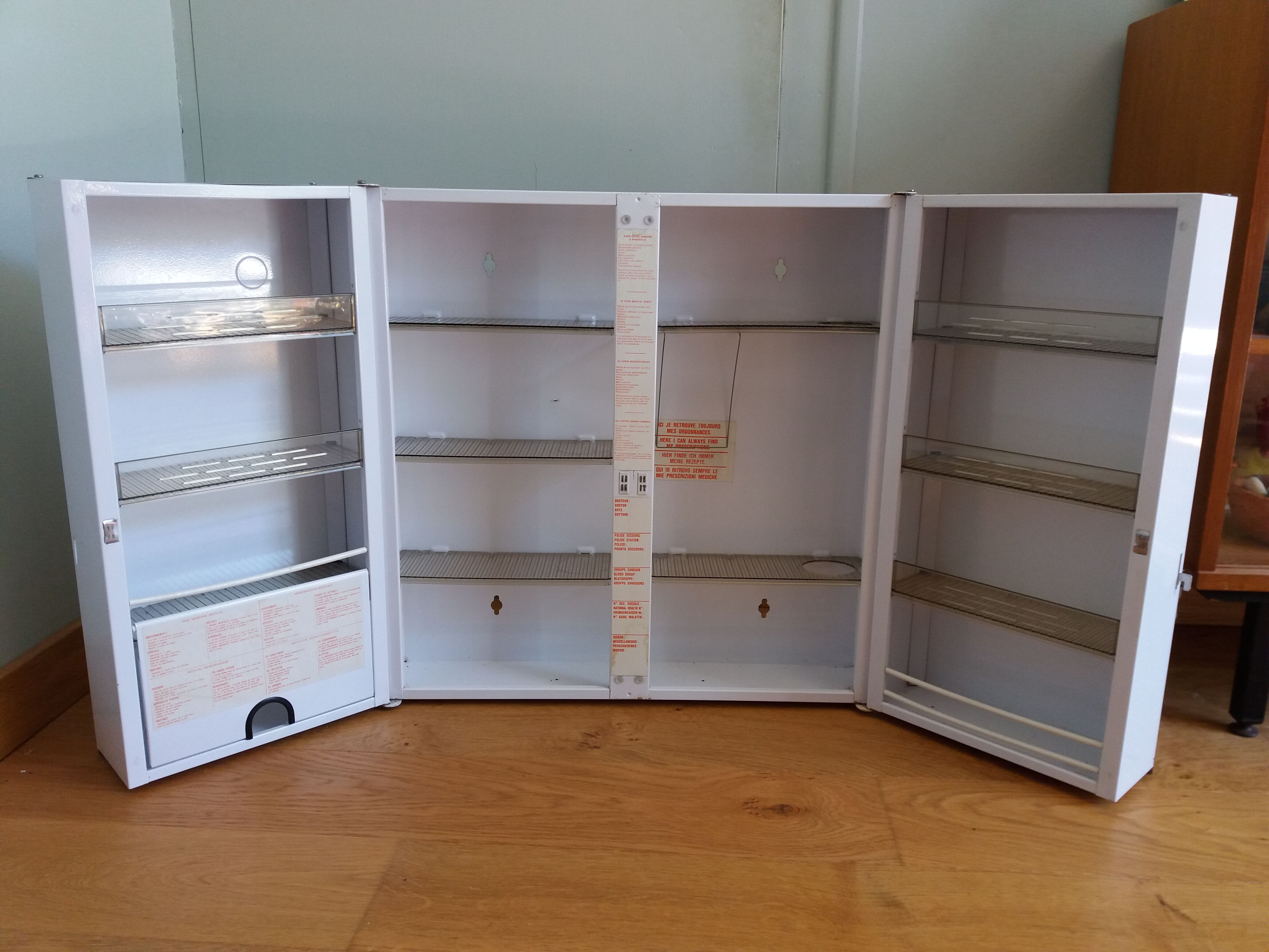 Armoire à pharmacie en métal laqué blanc