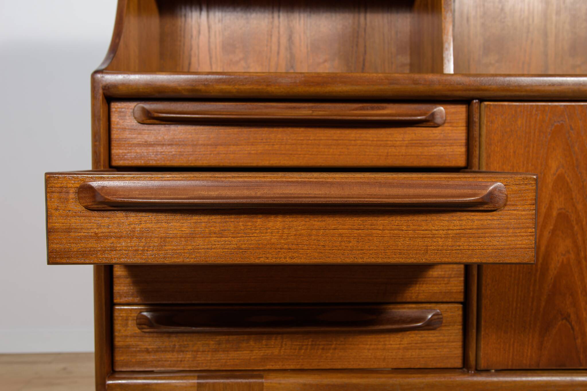 Buffet haut en teck des années 60 par John Herbert pour A. Younger Ltd.