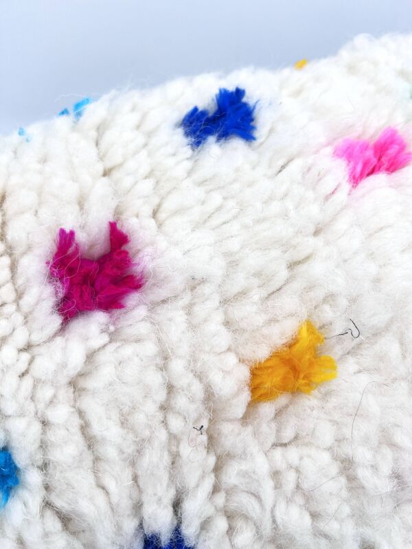 Housse de coussin berbère marocain beni Ouarain à pois colorés 55x40cm