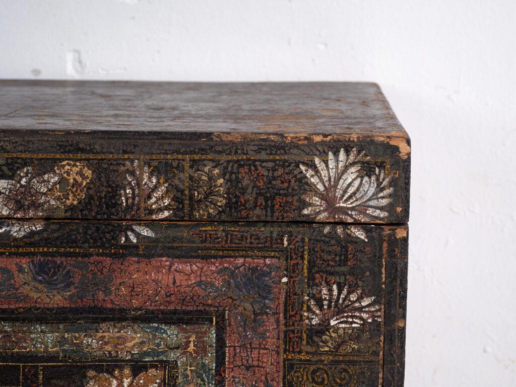 Antique chest painted in pine wood – China, around 1900