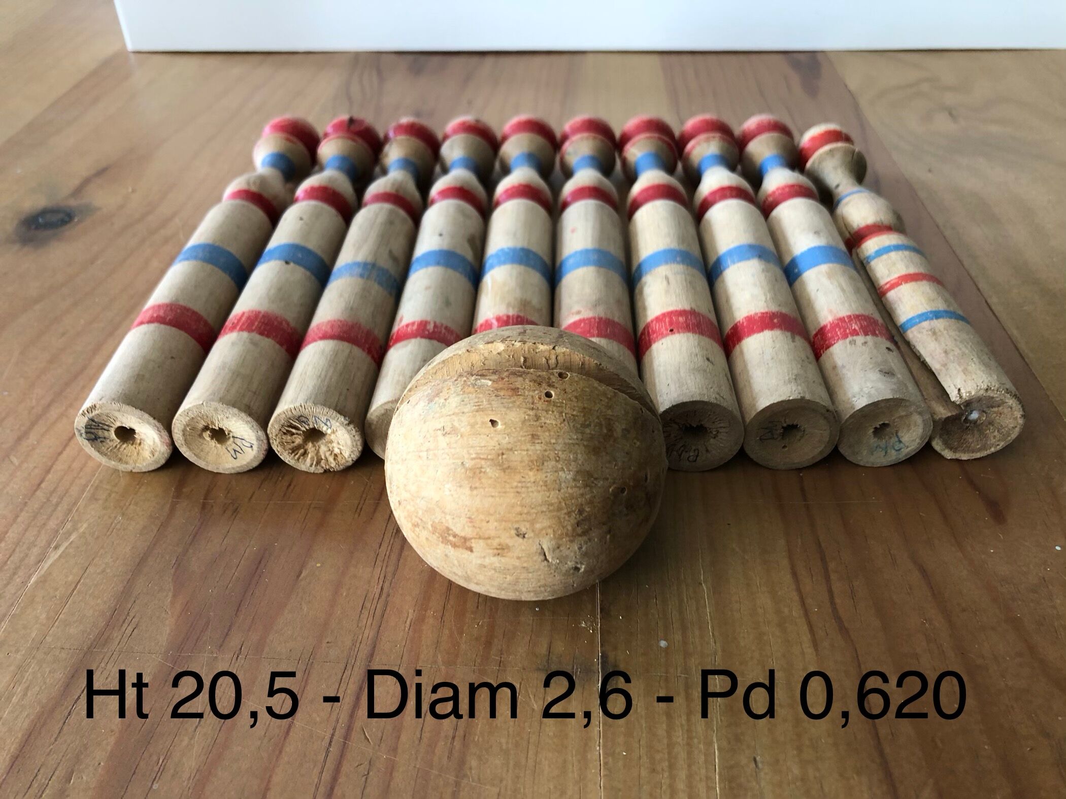 Vintage bowling game in dung
