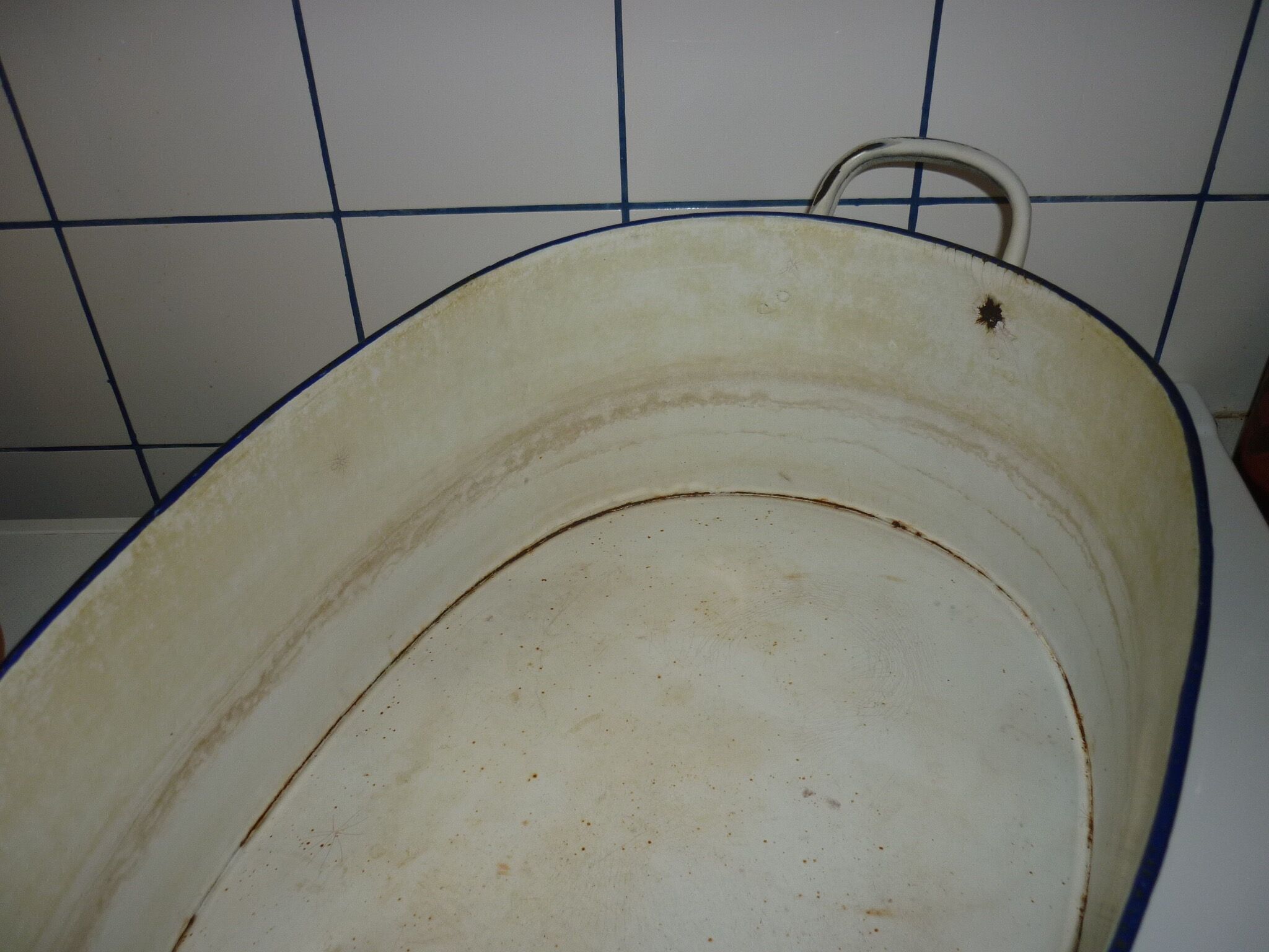 Oval basin 60 cm in white enamelled sheet metal, dark blue border
