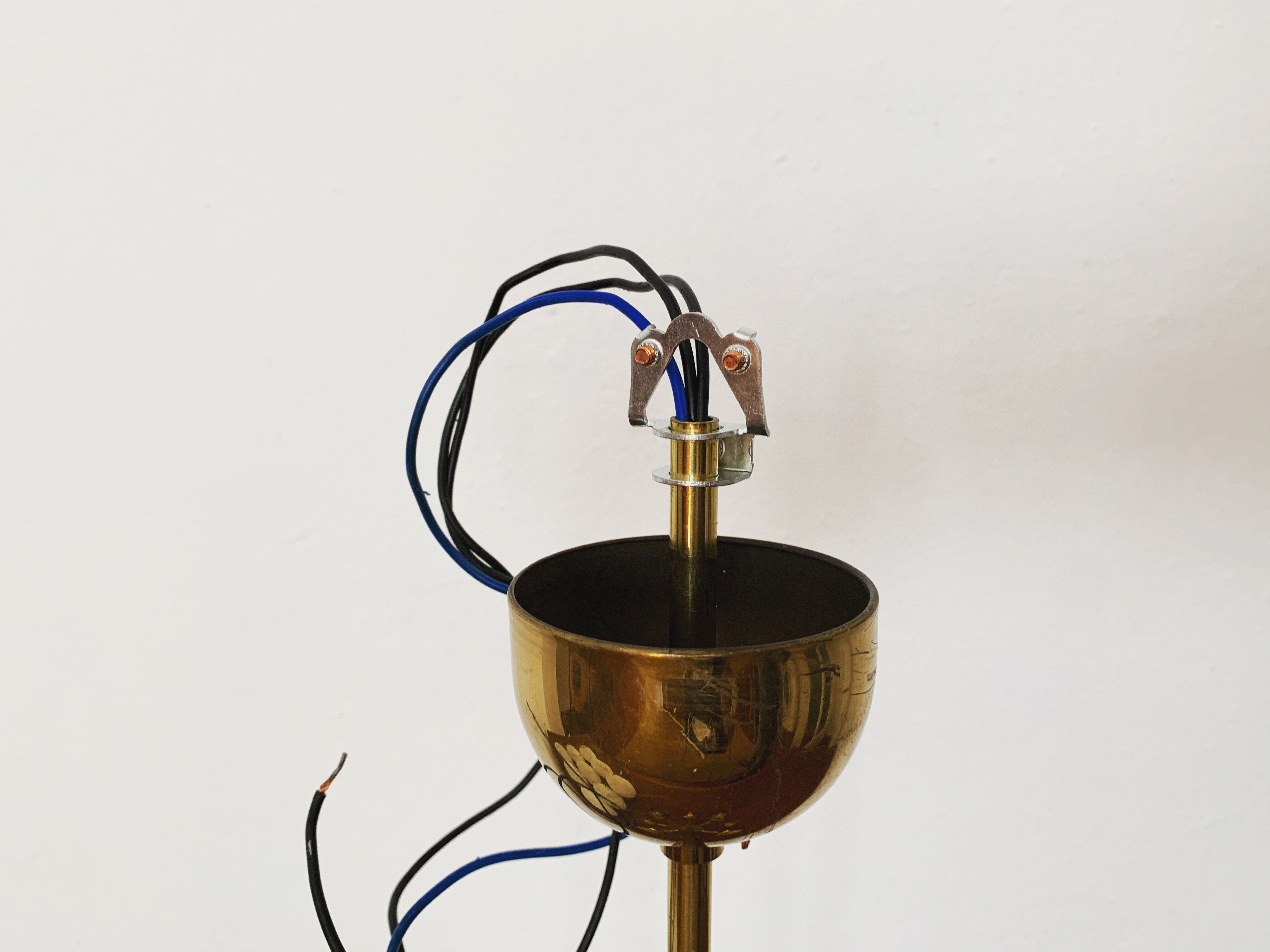 Lustre spoutnik en laiton et en verre d’opaline