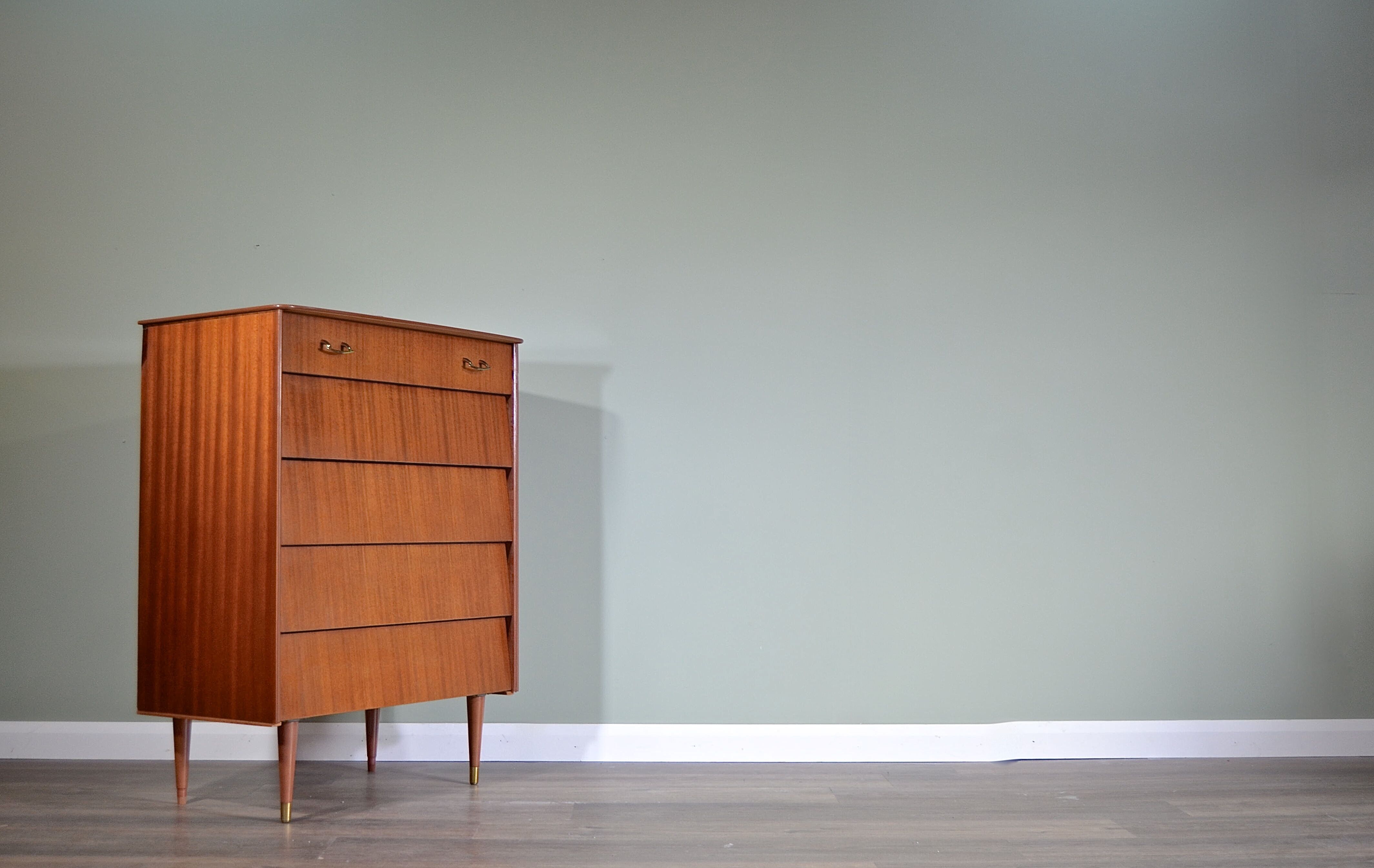 Commode en teck et laiton